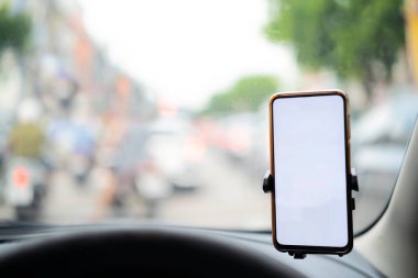 Smartphone kayıt bul veya Gps. Smartphone ile tutucu bir araba için araba kullanmak. Cep telefonu beyaz ekran izole. Boş boş ekran. kopya alanı. Metin için boş yer. araba iç detaylar.