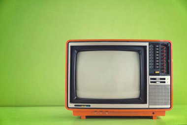 Klasik TV seti izole edildi. Retro televizyon - Eski tip kırmızı televizyon beyaz, retro teknolojide izole edilir. Antik TV kavramı.