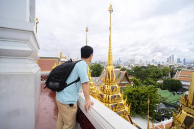 Genç Asyalı gezginler yaz tatilleri boyunca Bangkok 'taki Tayland tapınaklarını ziyaret etmekten keyif aldılar..
