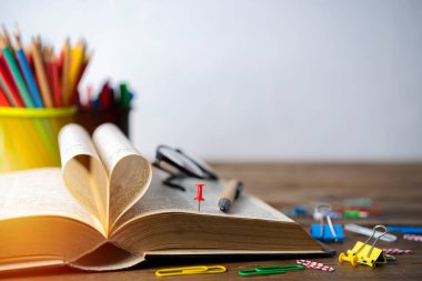 Kalp kitabı, kitap sayfaları kalp şeklinde kıvrılmış. Dünya Kitabı ve Telif Hakkı Günü