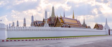 Büyük saray ve Wat phra keaw Bangkok, Tayland 'da. Panorama konsepti