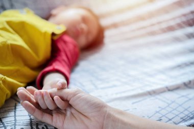 Uyuyan bebeği annenin ellerine teslim et. Yeni aile ve bebek koruma kavramına yakın dur.