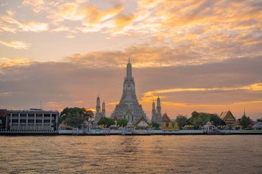 Bangkok Tayland 'da gün batımında Wat Arun Tapınağı. Wat Arun, Tayland 'da Bangkok Yai bölgesinde bir Budist tapınağıdır.