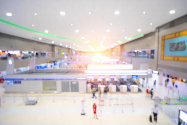 Podróżnik Lotnisku Rozmyte Tło Oświetleniem Bokeh Puste Lotnisko Podczas Pandemii — Zdjęcie stockowe