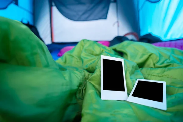 Zwei Polaroids Wurden Auf Einen Schlafsack Zelt Gelegt Die Erinnerungen — Stockfoto