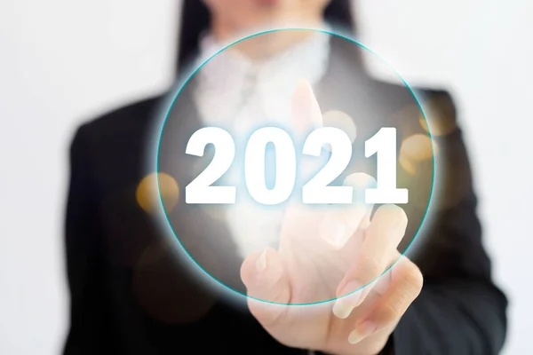 Nyårskoncept 2021 Affärskvinnor Trycker Knappen För Den Nya Början 2021 — Stockfoto