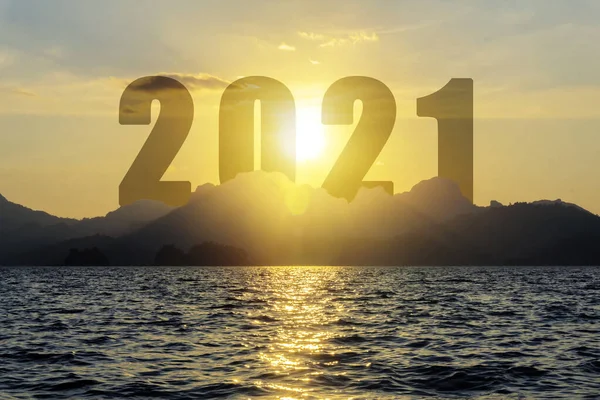 2021年的世界 在空旷的柏油路后面 金色的夕阳和美丽的蓝天 2021愿景年构想 — 图库照片