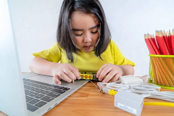Donne Asiatiche Stanno Imparando Semplici Circuiti Elettrici Studiando Online Dal — Foto Stock