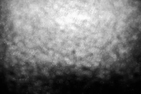 黒の背景にぼんやりとした照明 空気中の水の滴の飛行ショット ぼやけた上に集中した水の滴の浮遊 — ストック写真