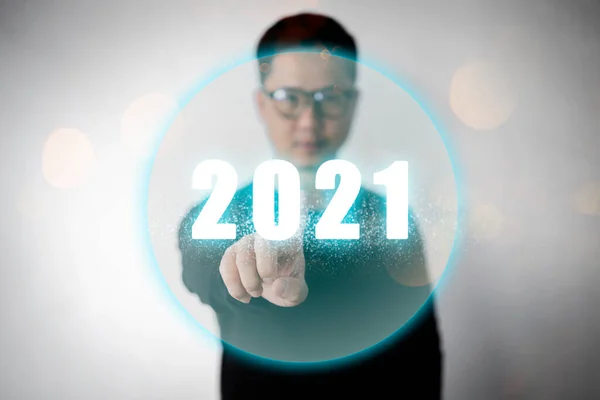 2021年新年概念 为2021年的新开端 商人按下按钮 — 图库照片