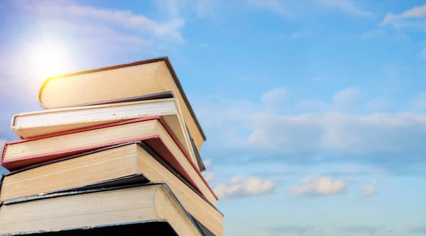 Livros Antigos Luz Brilhante Céu Imaginação Imaginar Conceito Educação — Fotografia de Stock