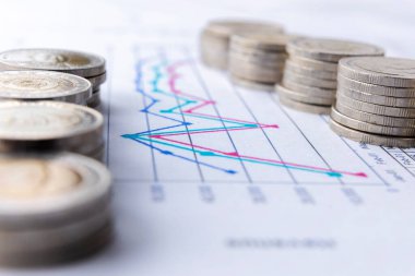 Grafik ve grafikler, para ve finansal kavramlar üzerinde Tayland baht bozuklukları yakın çekim yığınları