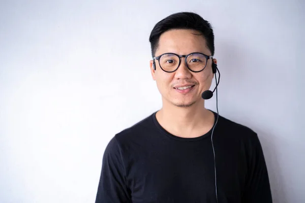 Jovem Bonito Ásia Usando Óculos Sentindo Inteligente Trabalhando Call Center — Fotografia de Stock