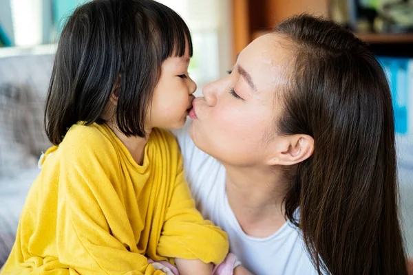 Beautiful Asian Mom Her Cute Daughter Kissing Love While Looking — Stock Photo, Image