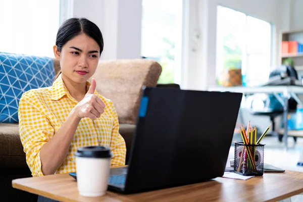 Hermosa Mujer Asiática Que Usa Ordenador Portátil Comunica Internet Con —  Fotos de Stock