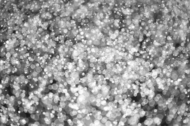 Bokeh 'in ışıldayan yıldızları arka planı kutlamak için kullanılıyor. Siyah arkaplanda ışık bokeh