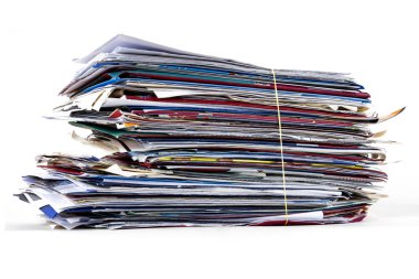 Posta Koleksiyonu Ödenmemiş kredi kartı ekstreleri, su faturaları, elektrik faturaları ayrı beyaz arka planda üst üste yığılmış.