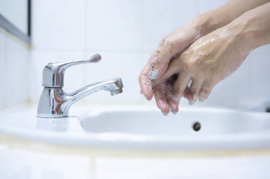 Ellerini yıka, ellerini sabunla. Kadınların elleri sabunla yıkanır. El temizliği, cilt bakımı, dezenfeksiyon. Ellerini antibakteriyel sabunla sabunluyorsun.