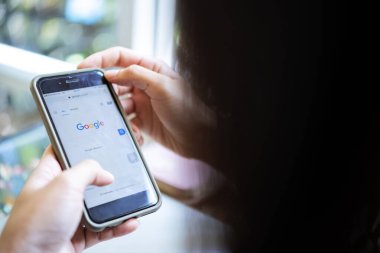 14 Haziran 2020: Bangkok, Tayland. Asyalı bir kadın, Google 'ı akıllı telefonunda ilgi çekici haberler bulmak için kullanıyor..