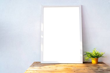 Oturma odasının içini ahşap konsollu, yüzüklü, poster çerçeveli, vazoda çiçekler ve zarif kişisel aksesuarlarla tasarla. Modern ev dekorasyonu. Şablon.