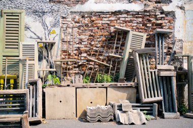 İnşaat malzemeleri, kapılar, pencereler. Konut inşaatı için inşaat malzemeleri. İnşaat alanında tuğla yığını.