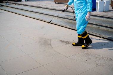 Tehlikeli madde uzmanları iç mekan dezenfekte etme, pandemik sağlık riski, koronavirüs...