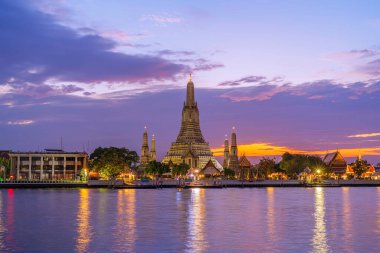 Wat Arun Ratchawararam tapınağının alacakaranlık manzarası. Chao Phraya nehrinde güzel bir gün batımı, Tayland, Bangkok, Tayland