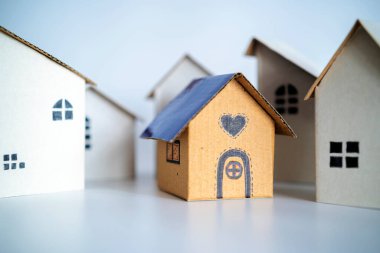 Emlak sanayii için beyaz evler arasında mavi çatı evleri