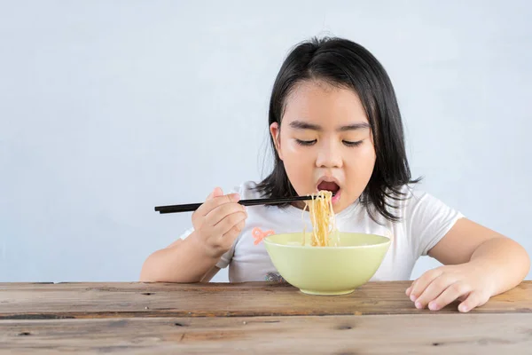Cute Asian Young Girl Using Chopsticks Eating Yummy Instant Noodle — Stock Photo, Image