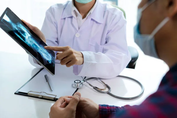 Médico Femenino Explicar Diagnóstico Celebración Del Paciente Mostrar Tableta Digital — Foto de Stock