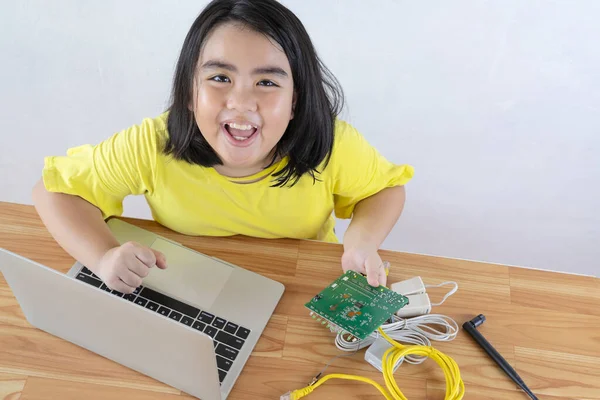 Primo Giorno Scuola Bambini Piccoli Carini Felici Che Utilizzano Computer — Foto Stock
