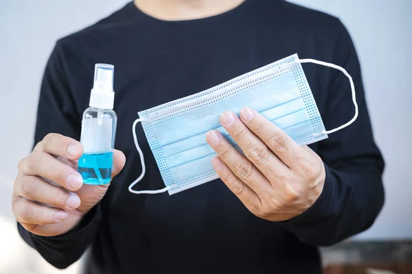 Man Som Håller Hand Saneringsmedel Med Alkohol Spray Och Mask — Stockfoto