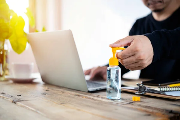 Männens Händer Tvättar Händerna Med Alkoholgel Skydda Dig Mot Virus — Stockfoto