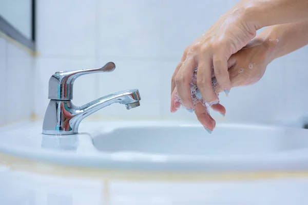 Tvätta Händerna Hygienkonceptet Tvätta Händerna Med Tvål Handfatet Täck För — Stockfoto