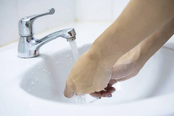Mulher Lavar Mãos Lavatório Evite Propagação Vírus Lave Mãos Regularmente — Fotografia de Stock