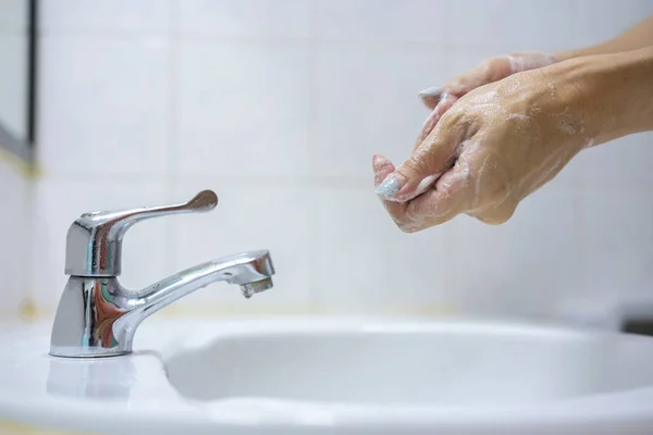 Lave Mãos Saboreie Mãos Mãos Das Mulheres São Lavadas Com — Fotografia de Stock