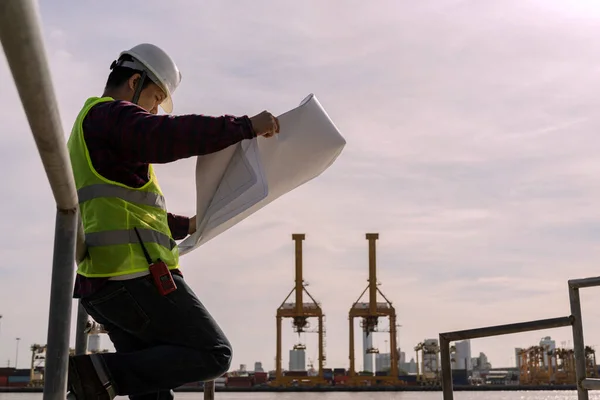 Ingenjör Man Bär Skyddshjälm Och Hålla Ritningar Last Hamnanläggning Arbete — Stockfoto