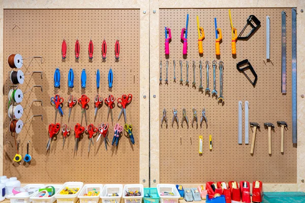 Scena Del Workshop Strumenti Sul Tavolo Sulla Tavola Colla Metro — Foto Stock