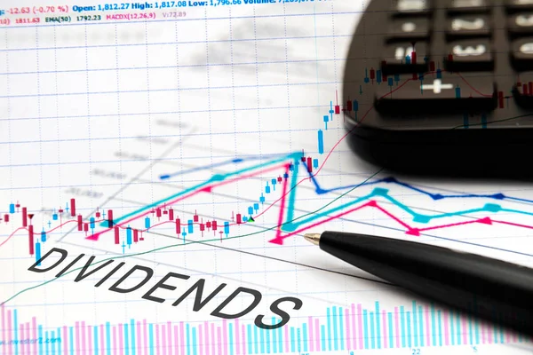 Dividenda Texto Sobre Documentos Con Gráficos Gráficos Calculadora Pluma Fondo — Foto de Stock