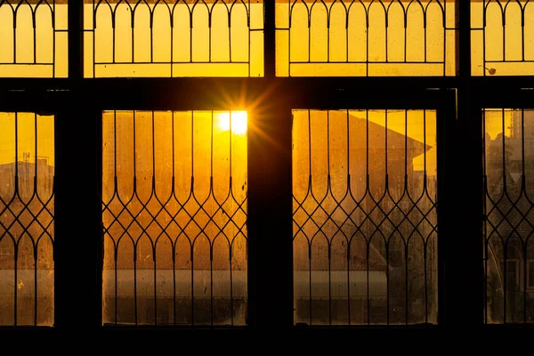 Matahari Bersinar Melalui Jendela Dalam Rumah Konsep Energi Surya Memberikan — Stok Foto