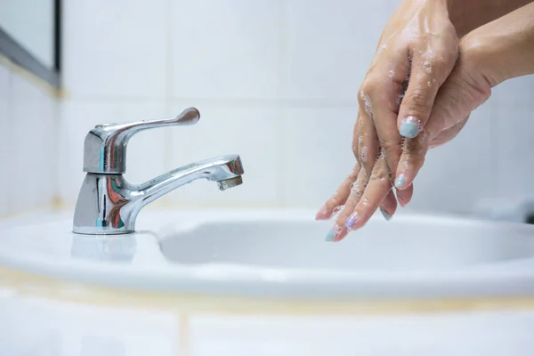 Tvätta Händerna Tvåla Händerna Kvinnors Händer Tvättas Med Tvål Handhygien — Stockfoto