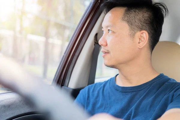 Ein Glücklicher Junger Asiatischer Mann Eleganten Männerauto Blick Durch Den — Stockfoto