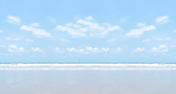 Летний Пляж Море Панорама Прекрасные Облака Над Морем Пастельные Тона — стоковое фото