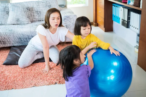 Une Mère Des Filles Asiatiques Jouant Joyeusement Maison Mère Fille — Photo