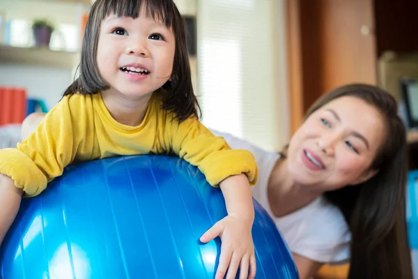 Mother Asian Daughters Happily Playing Home Mother Daughter Smiles Big — Stock Photo, Image