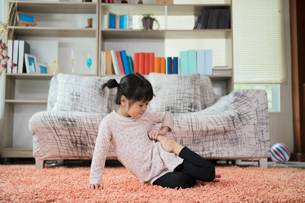 Cute Little Girl Practicing Yoga Carpet Living Room — Stock Photo, Image