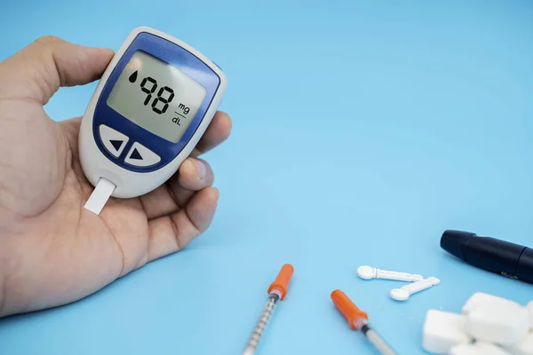 Diabetes Monitorea Los Niveles Azúcar Sangre Los Hombres Usan Una —  Fotos de Stock