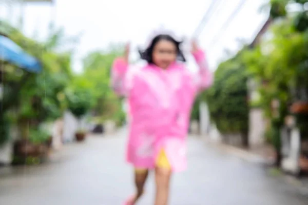 Homályos Háttér Boldog Ázsiai Kislány Szórakozás Játszani Esővel Este — Stock Fotó