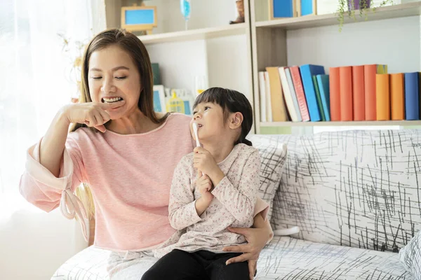 Mother Teaches Her Child Daughter Accurately Brushing Teeth — Stock Photo, Image