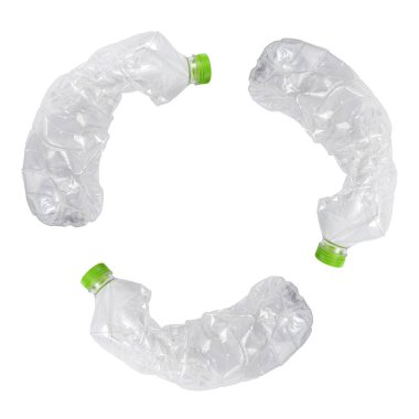Beyaz izole edilmiş arka plan geri dönüşüm tabelasına çarpmış üç plastik şişe. Plastik kullanım konsepti. Çekici ekolojik sorun posteri pozitif.